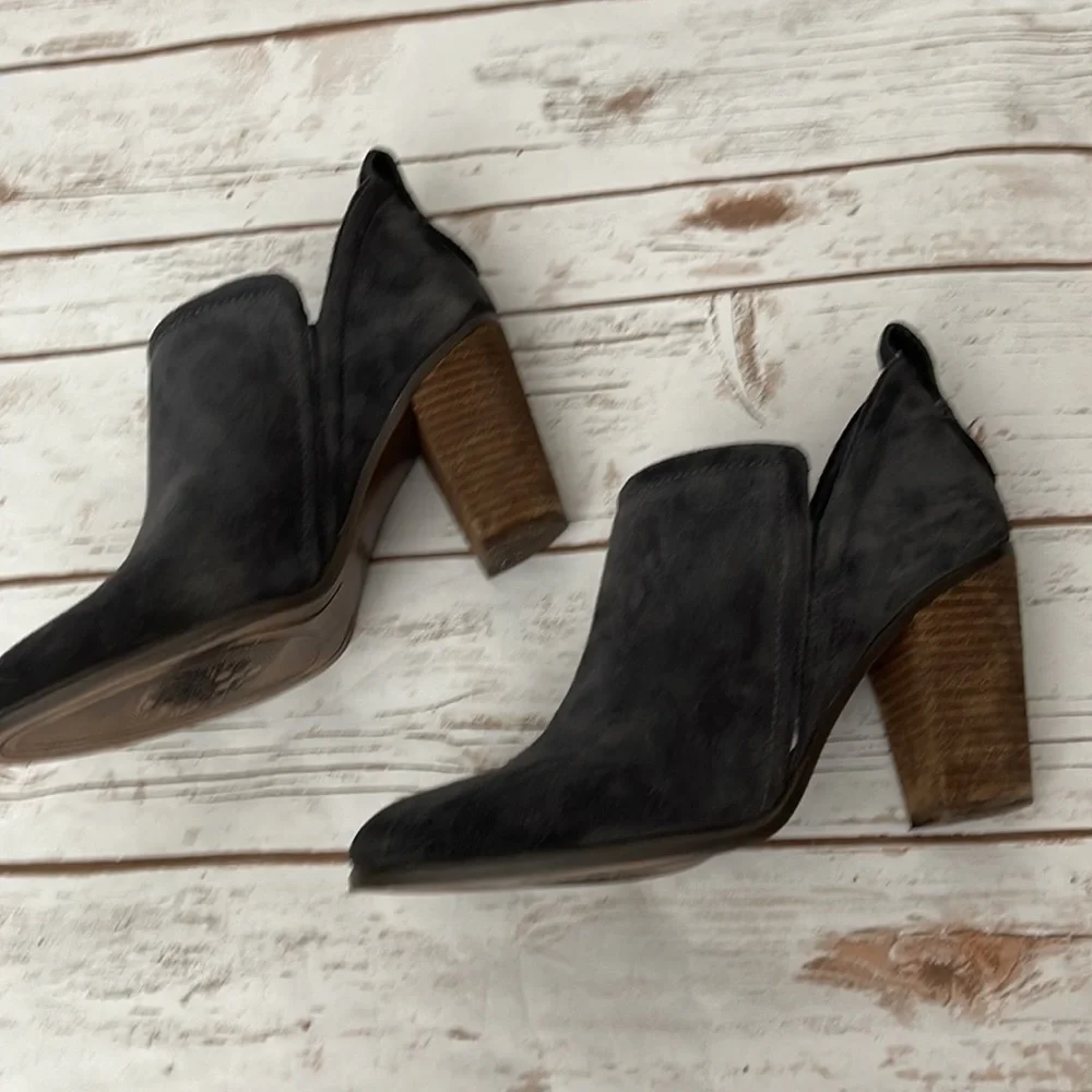 Vince Camuto Francia Suede Booties Women’s Size 9 Stacked Heel Pull On Gray - Picture 6 of 10